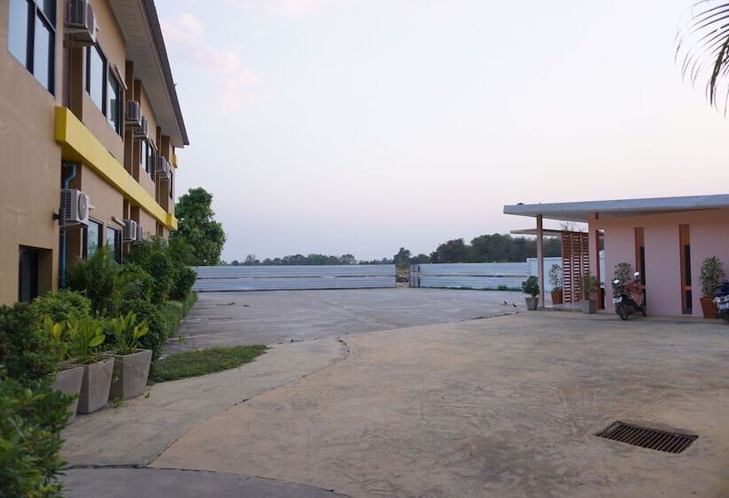 C2u Hotel Uthai Thani