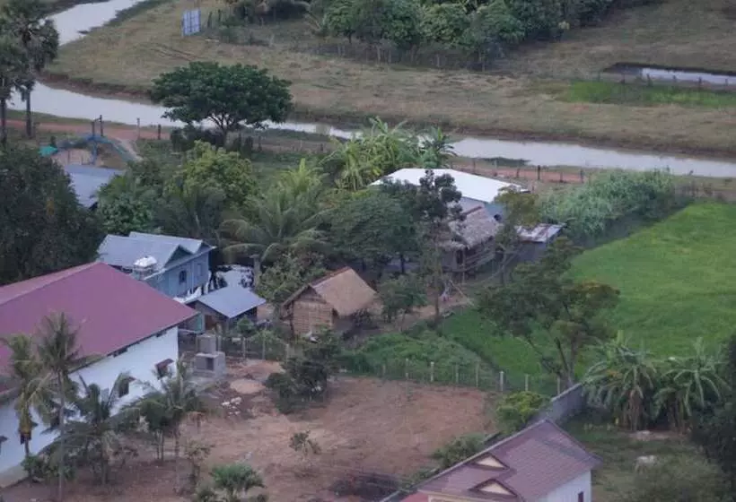 هتل Family Batcave Homestay