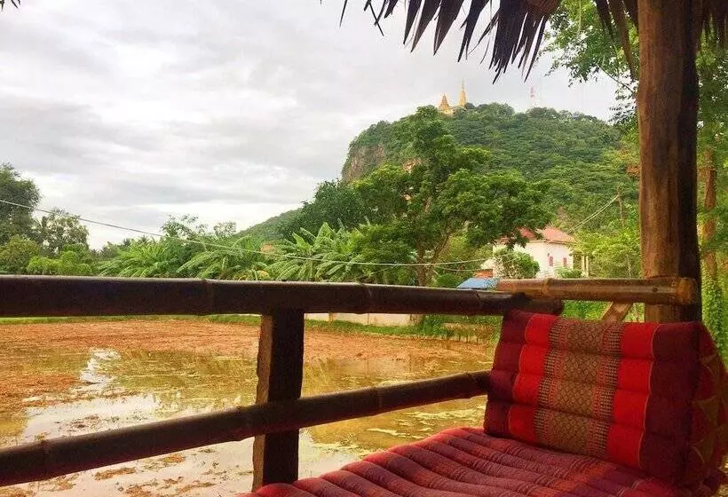 هتل Family Batcave Homestay