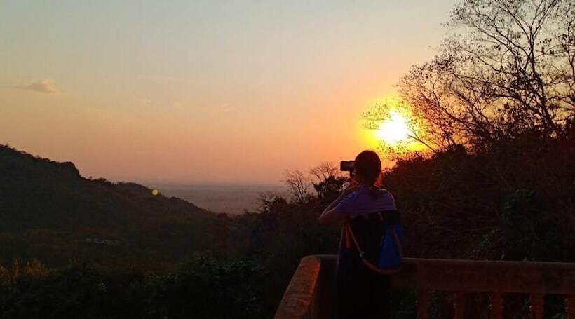 Отель Family Batcave Homestay