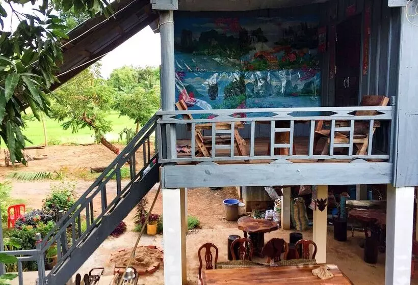 هتل Family Batcave Homestay
