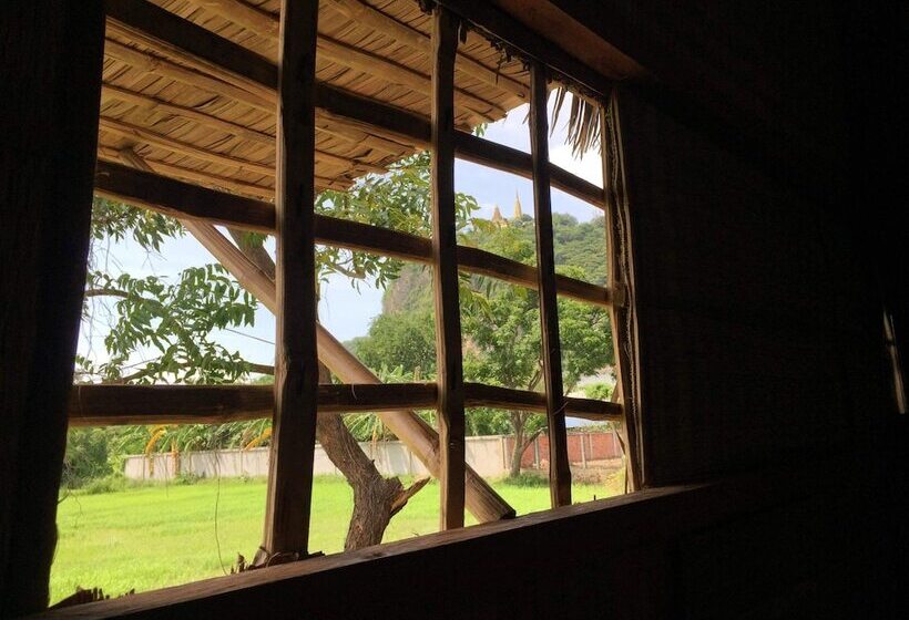 Отель Family Batcave Homestay