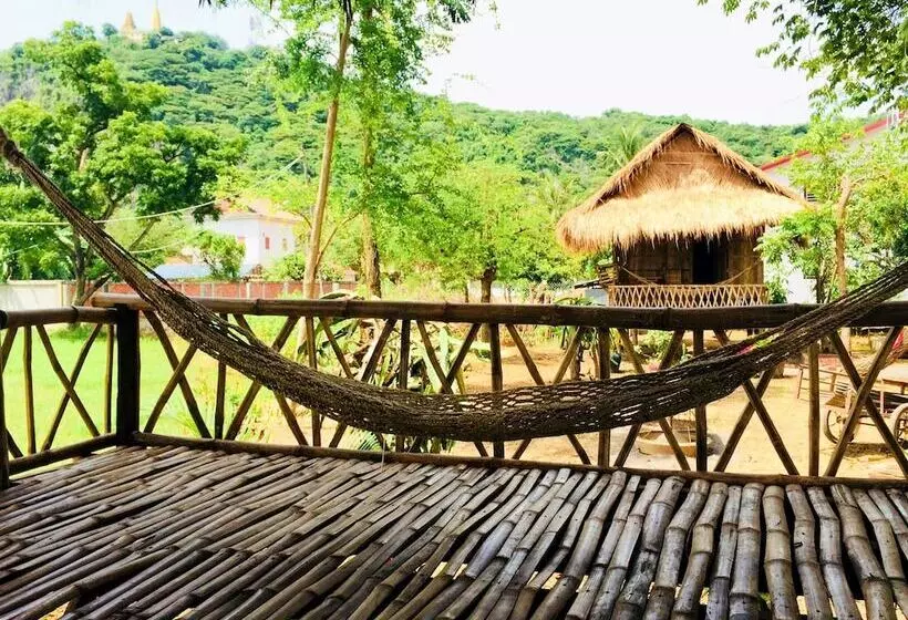 هتل Family Batcave Homestay