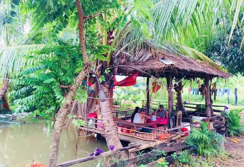 هتل Family Batcave Homestay
