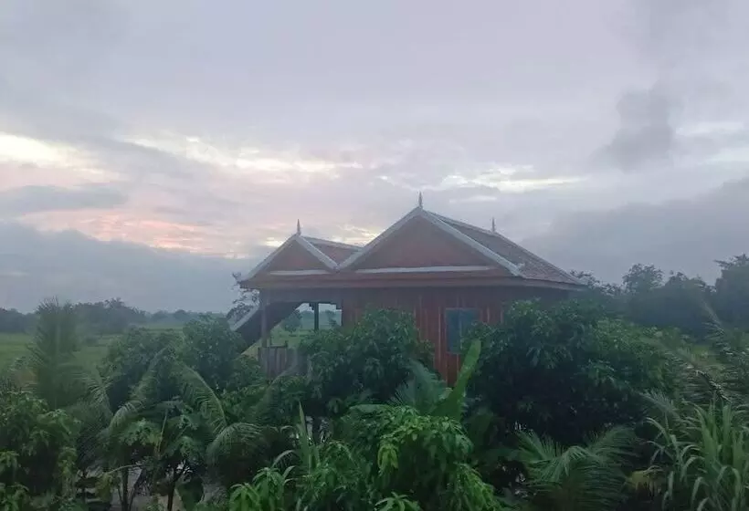 هتل Family Batcave Homestay