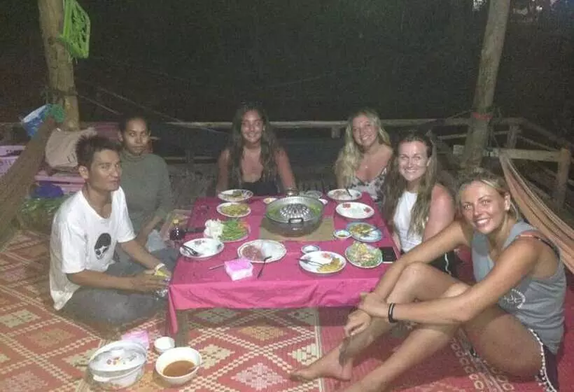 هتل Family Batcave Homestay