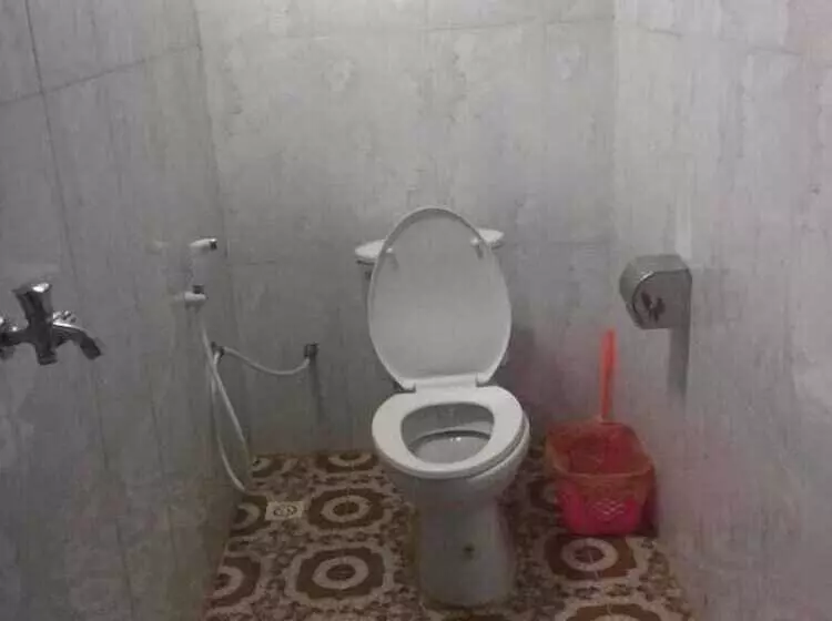 هتل Family Batcave Homestay