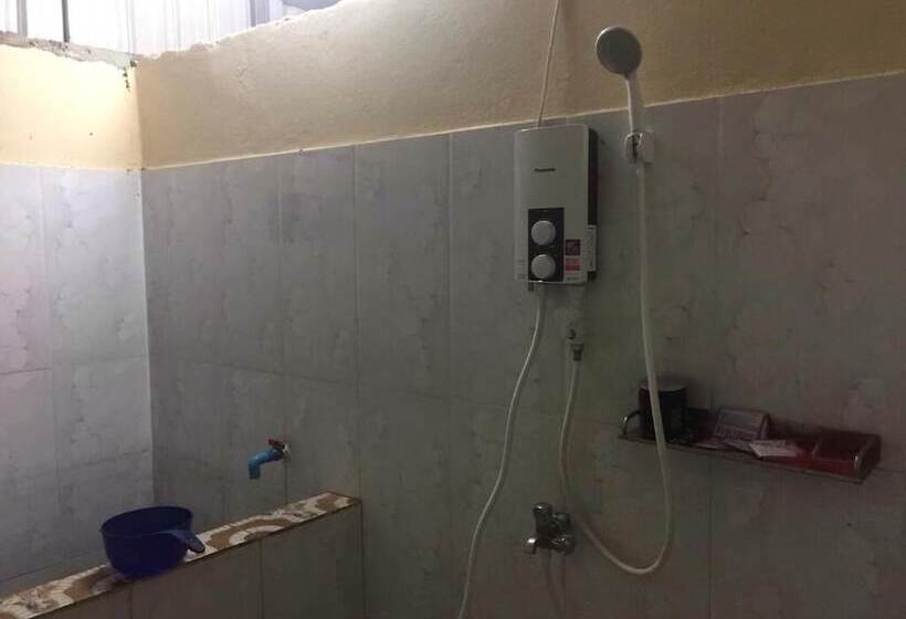 Отель Family Batcave Homestay