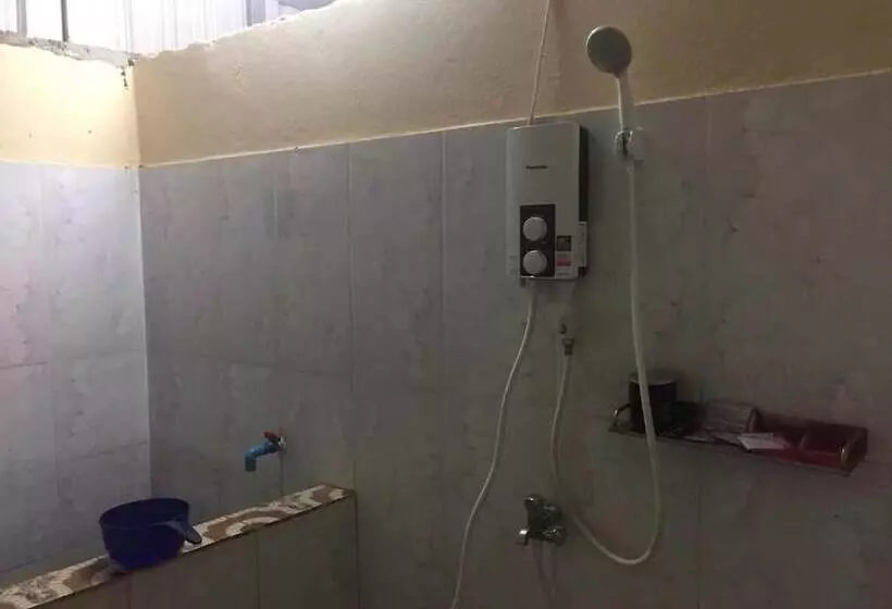 هتل Family Batcave Homestay