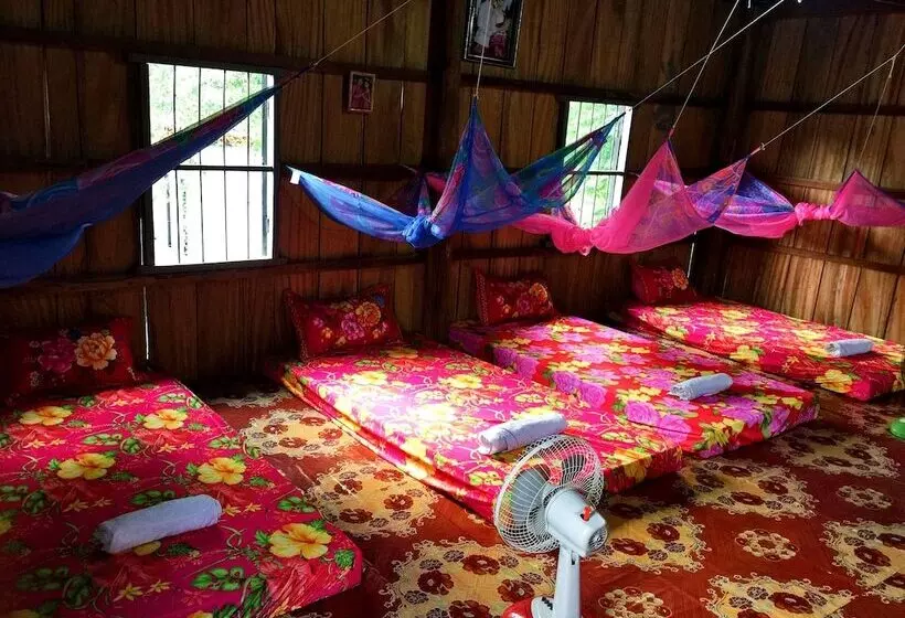 هتل Family Batcave Homestay