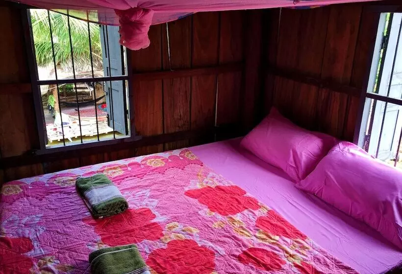 هتل Family Batcave Homestay