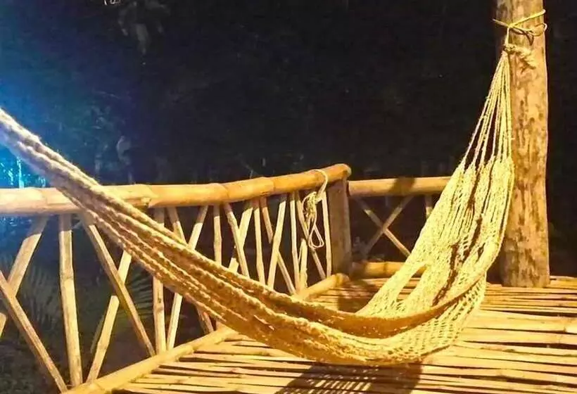 هتل Family Batcave Homestay