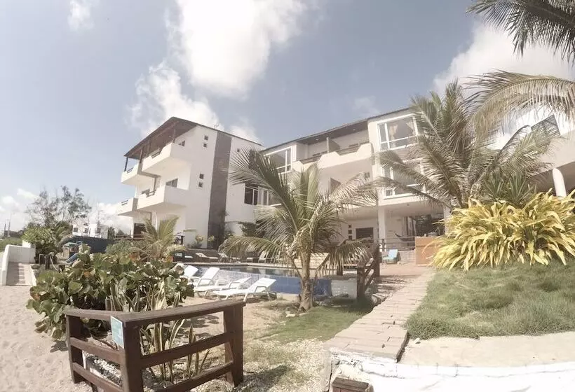 هتل Sanctuary Puerto Cayo Lodge