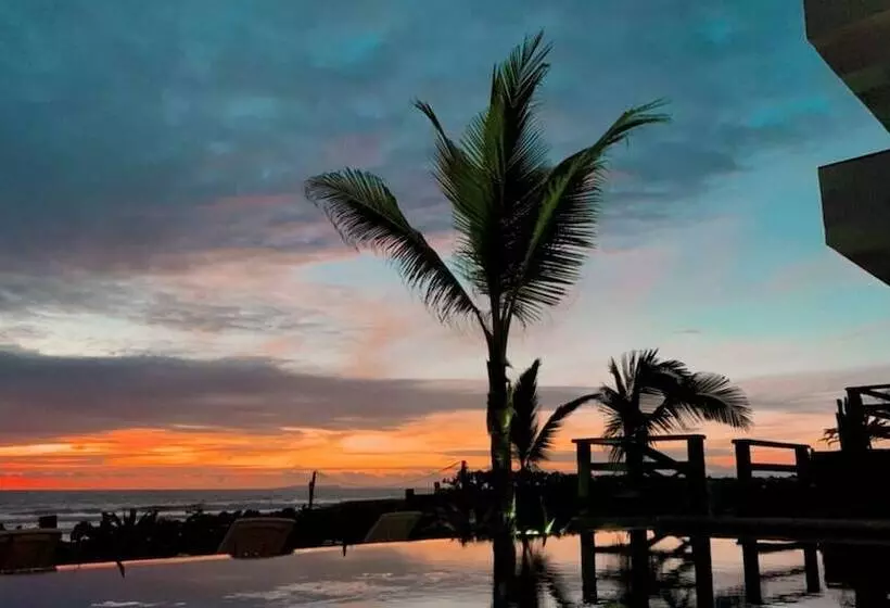 هتل Sanctuary Puerto Cayo Lodge