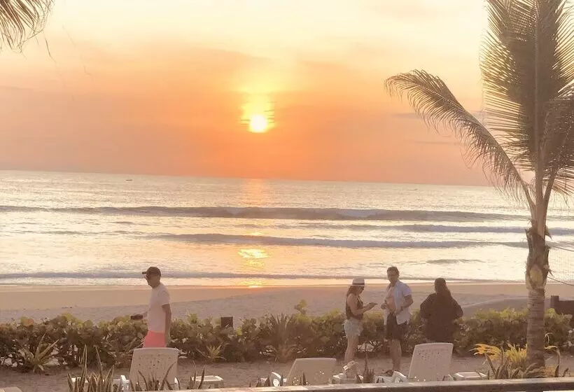 هتل Sanctuary Puerto Cayo Lodge