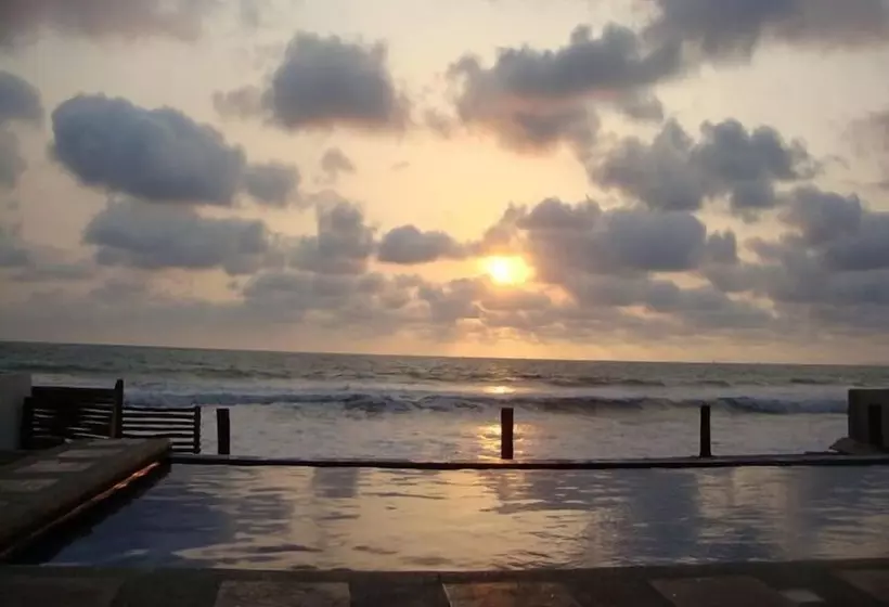 هتل Sanctuary Puerto Cayo Lodge