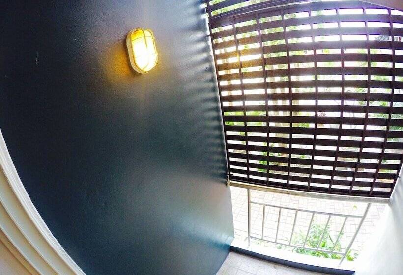 Отель Thanarom Place