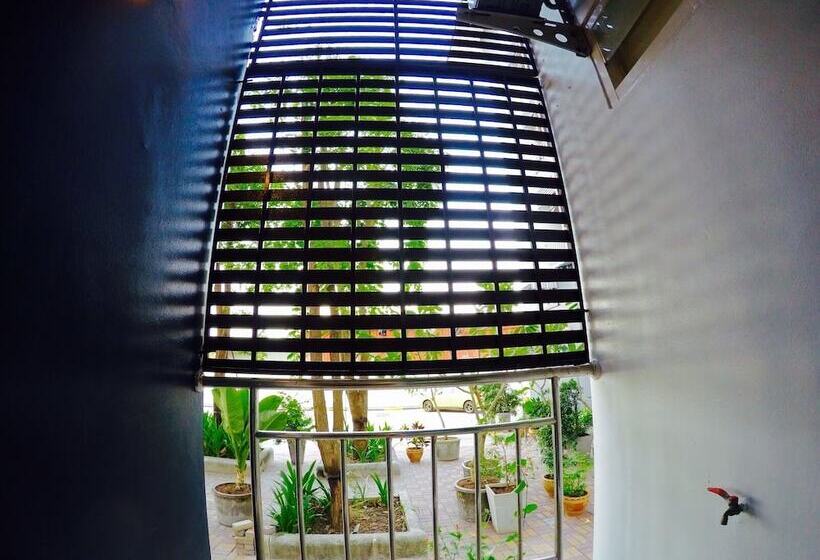 Отель Thanarom Place