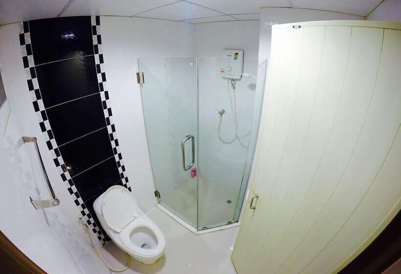 Отель Thanarom Place