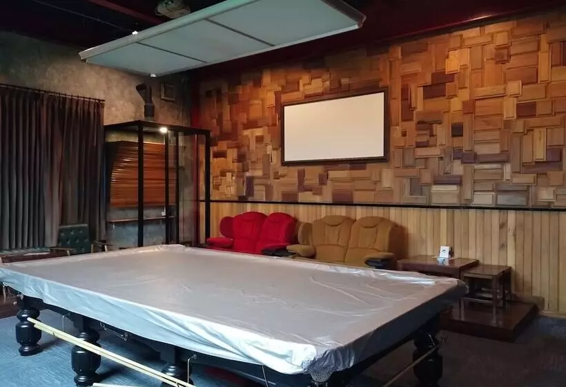 One Four Seven Hotel & Snooker Bar