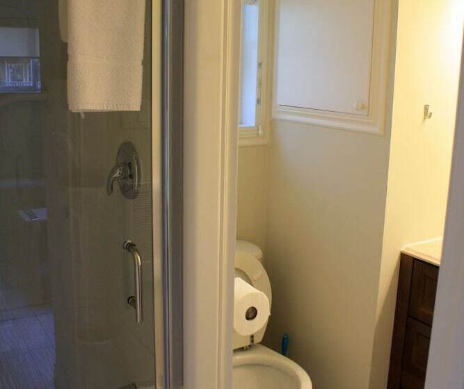 בית מלון כפרי Ogopogo Resort