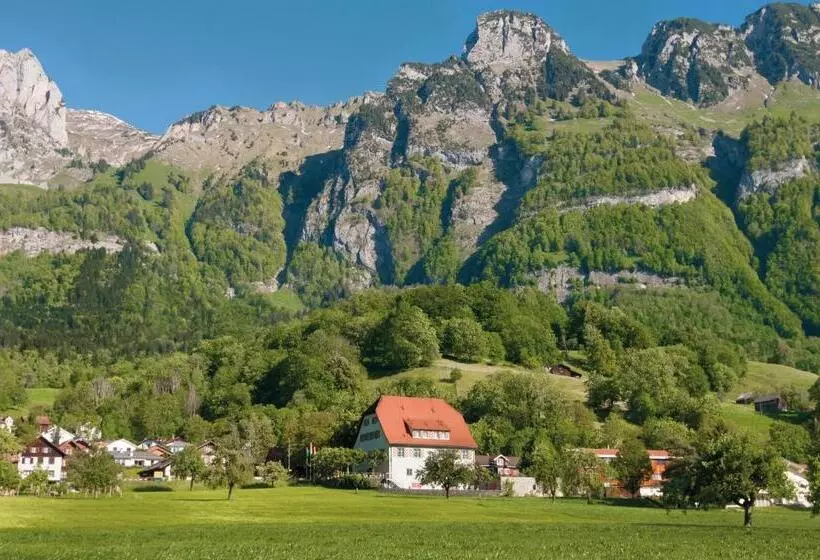 Hotelli Restaurant Schlössli Sax