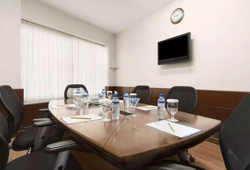 Отель Howard Johnson Bur Dubai