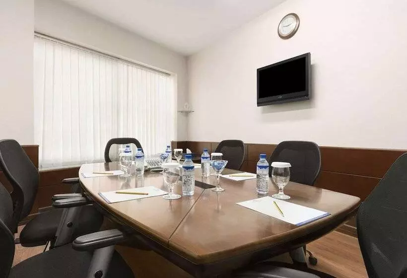 Отель Howard Johnson Bur Dubai