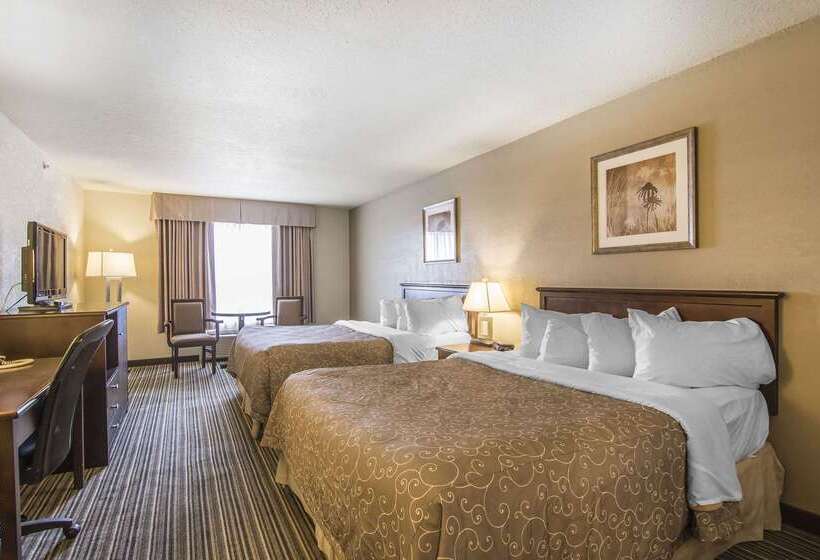 هتل Quality Inn & Suites Yorkton
