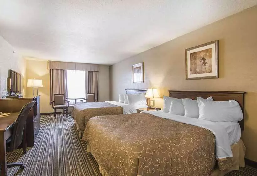 Отель Quality Inn & Suites Yorkton