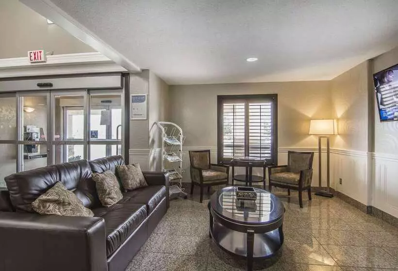 Отель Quality Inn & Suites Yorkton