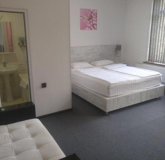 هاستل Sakura Inn