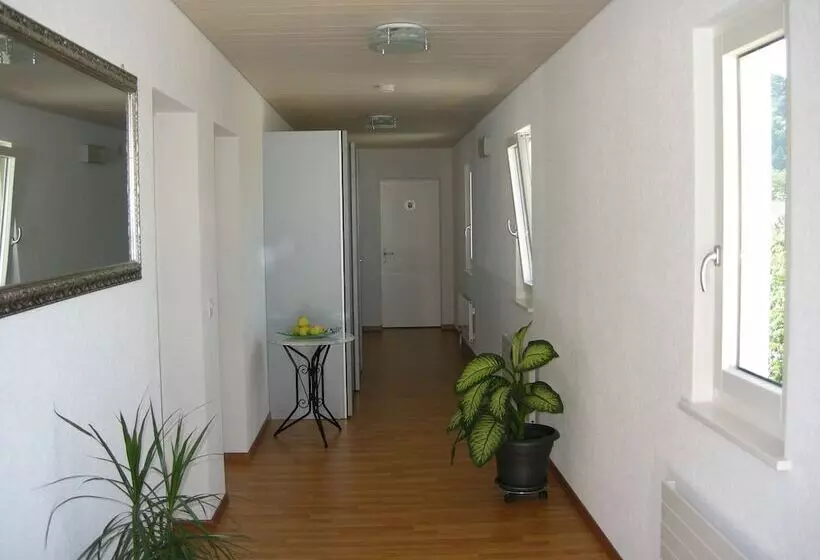 Retkeilymaja De La Gare