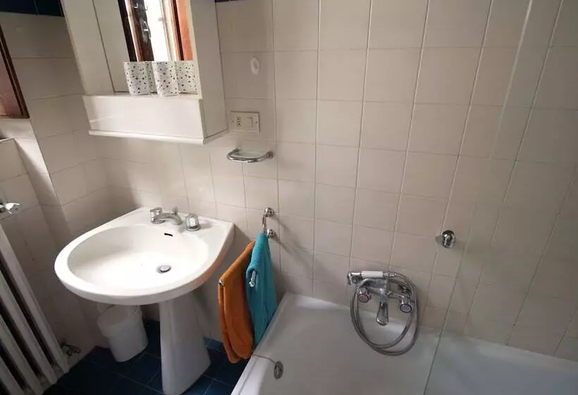 Detached Cottage With Swimming Pool