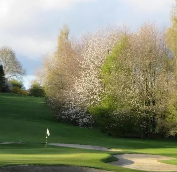 Hotelli Golf & Hôtel De Falnuée