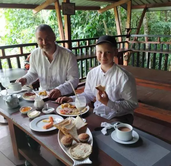 Hotelli Sinharaja Forest Gate