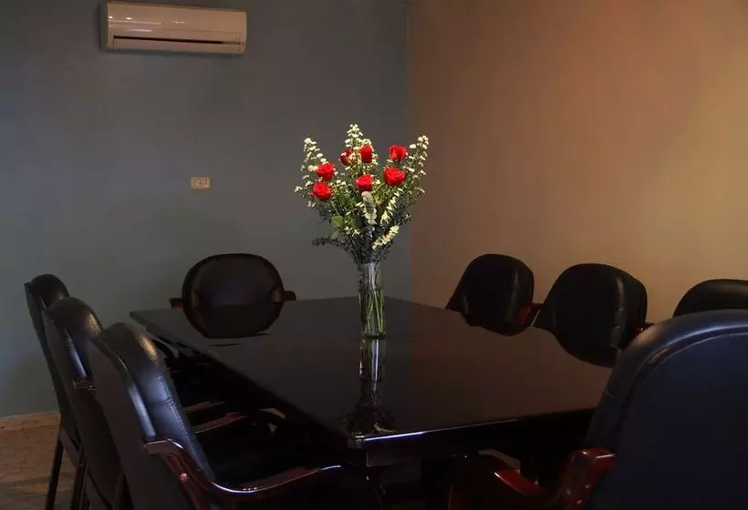 Aparthotel Sevilla Suites