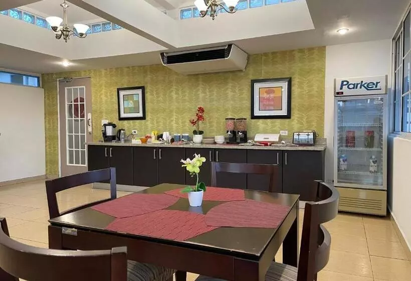 Aparthotel Sevilla Suites