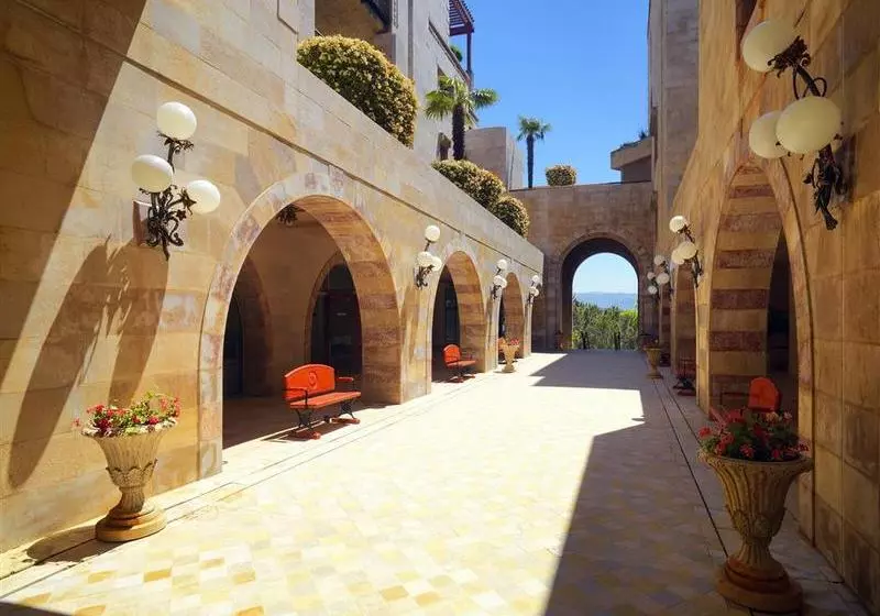 Grand Hills Hotel & Spa