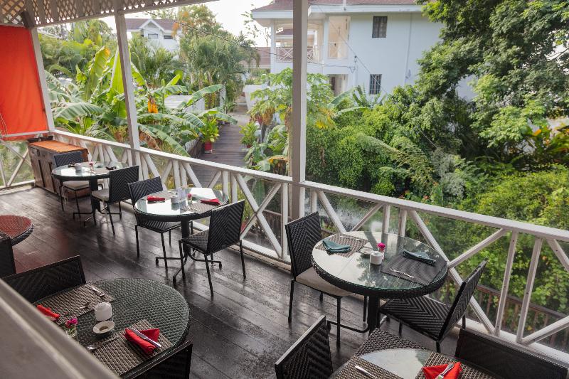 هتل Half Moon Blue