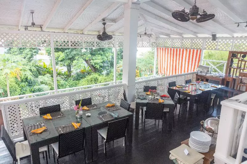 هتل Half Moon Blue