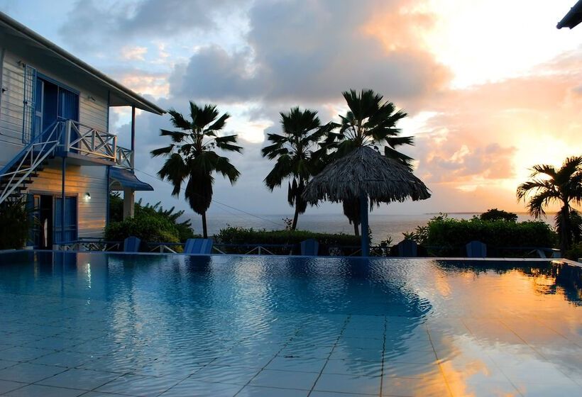 هتل Half Moon Blue