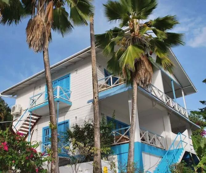 هتل Half Moon Blue