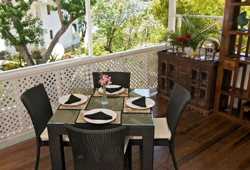 هتل Half Moon Blue