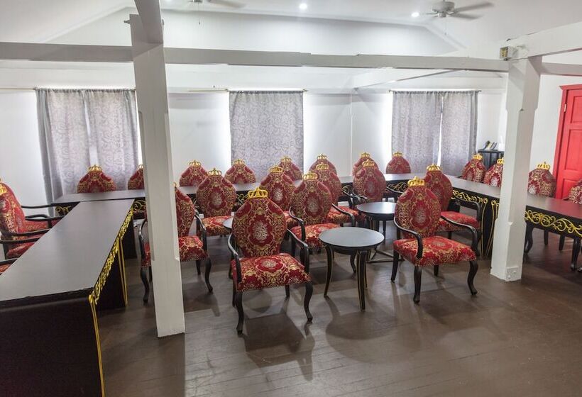 هتل Half Moon Blue