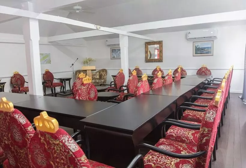 هتل Half Moon Blue