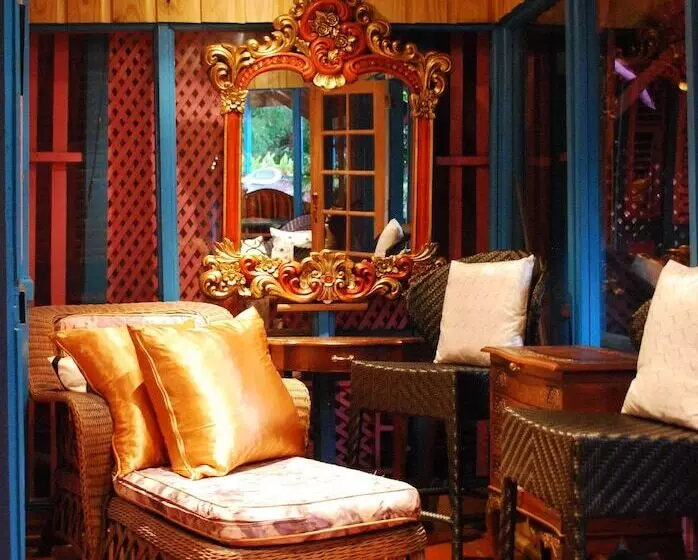 هتل Half Moon Blue