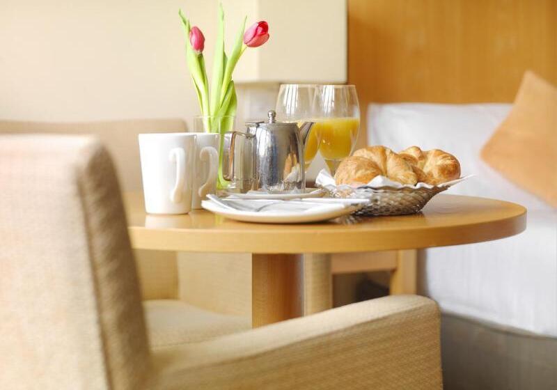 Отель Newtown Park