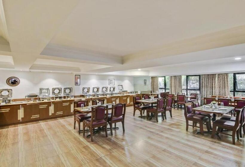 فندق Monarch Brigade Road