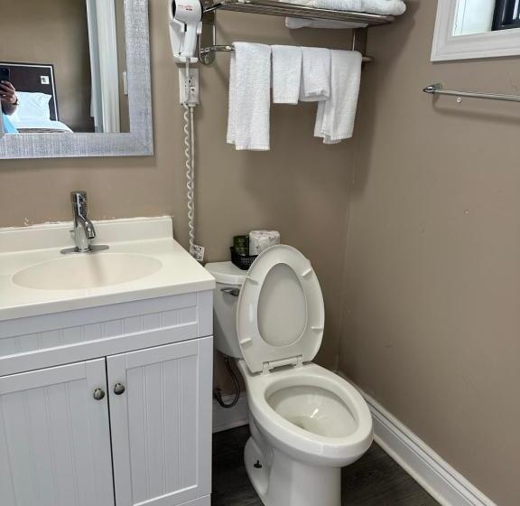 فندق على الطريق Champlain Motor Inn